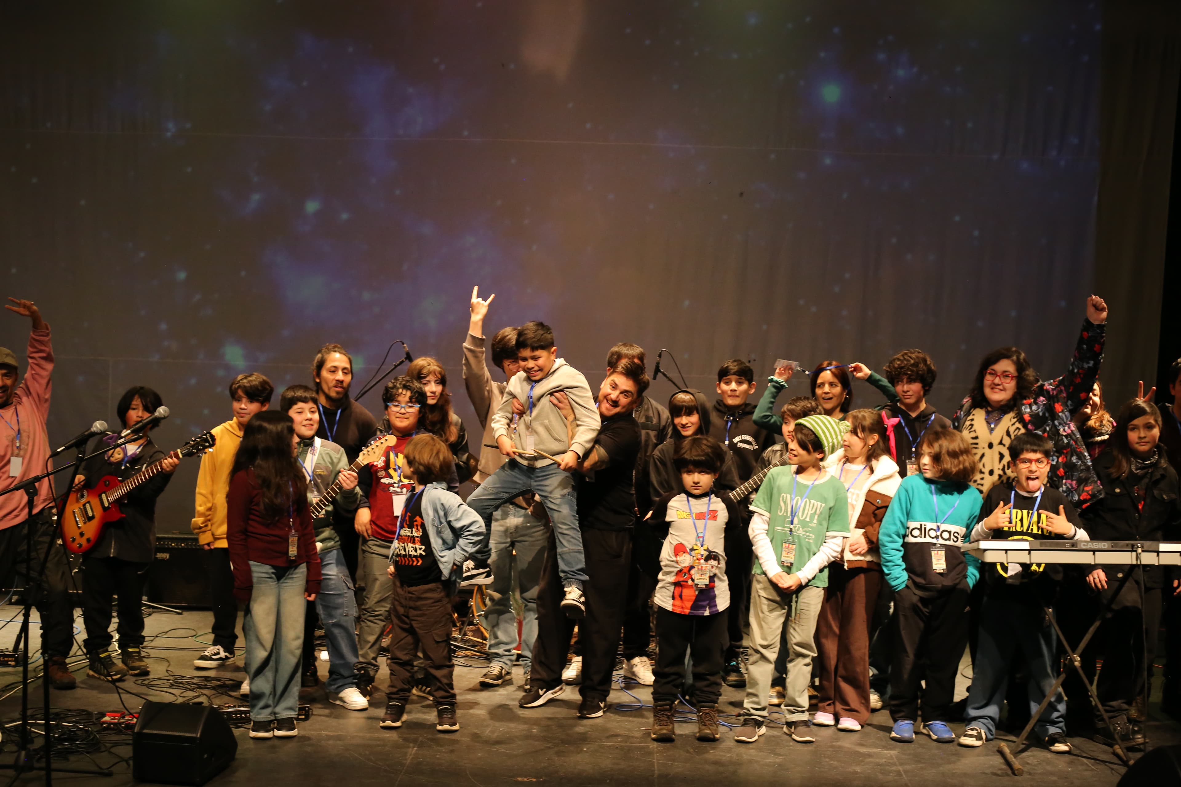 Alumnos y profesores de Baquetas & Timbales en escenario