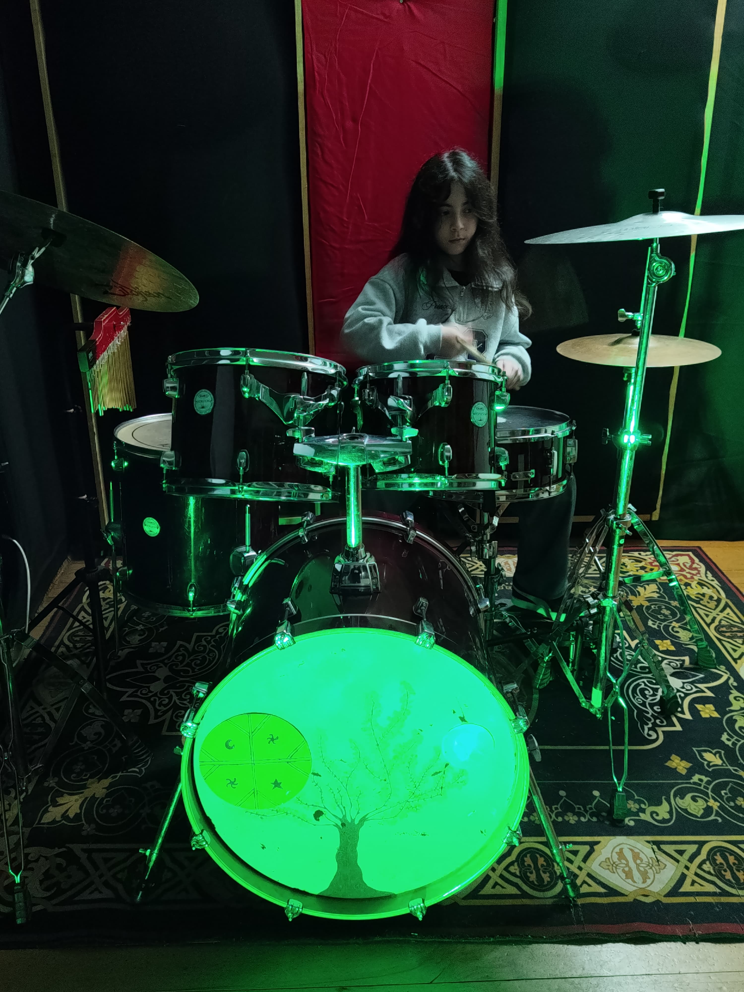 Alumno tocando batería