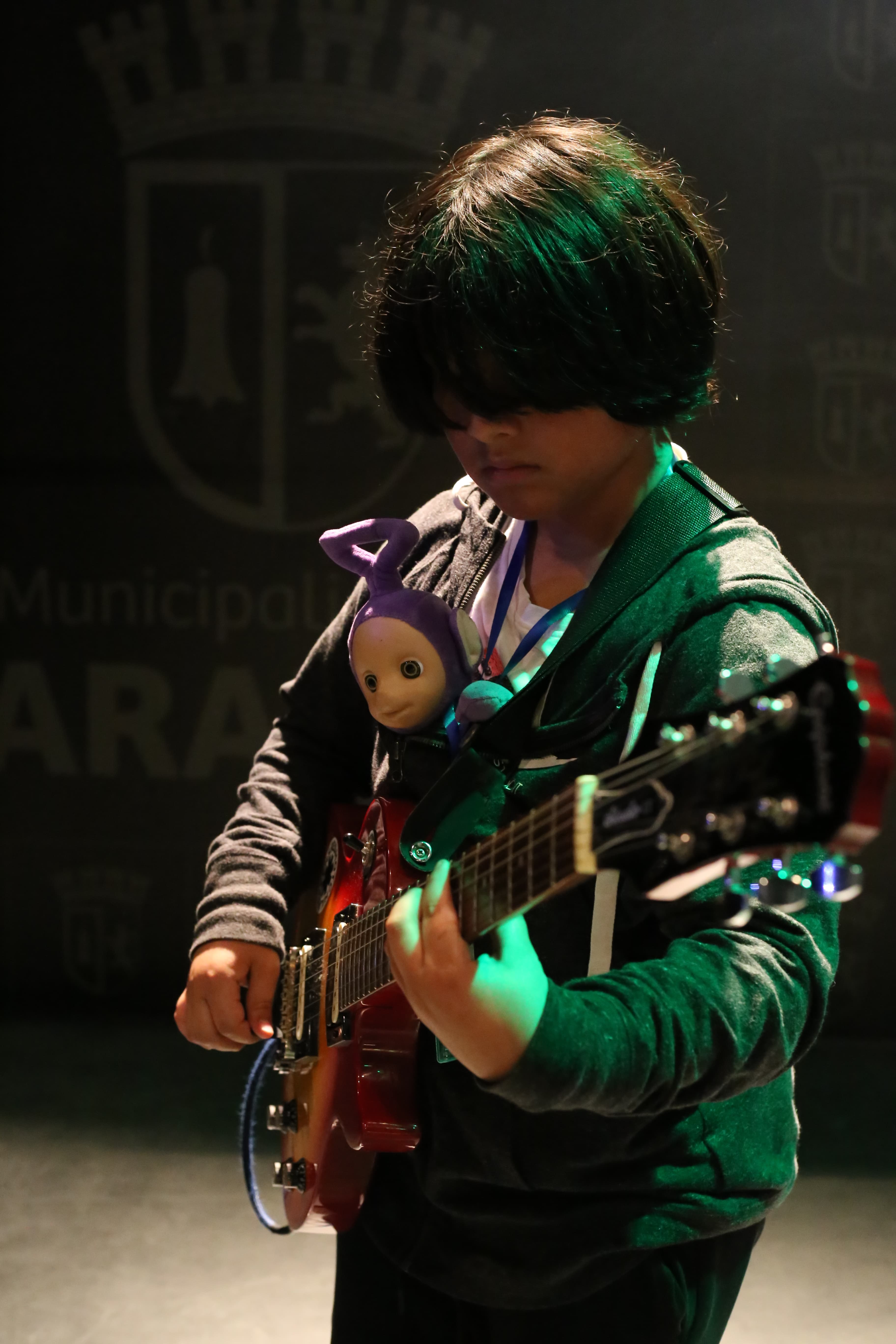 Alumno tocando teclado